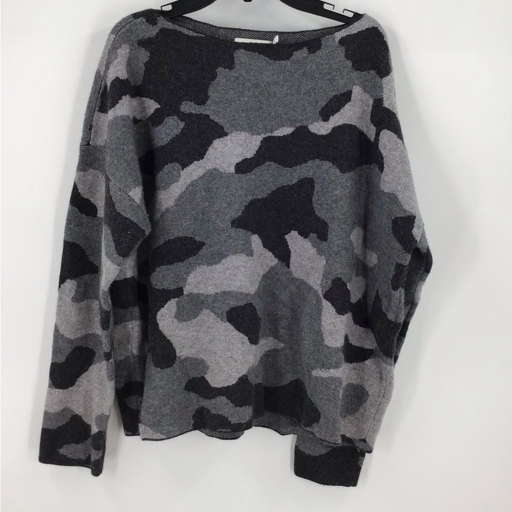 Vineyard vines boatneck camo sweater. Size small. Gently worn.
